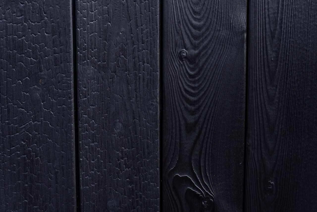 Smutsar bränt trä?